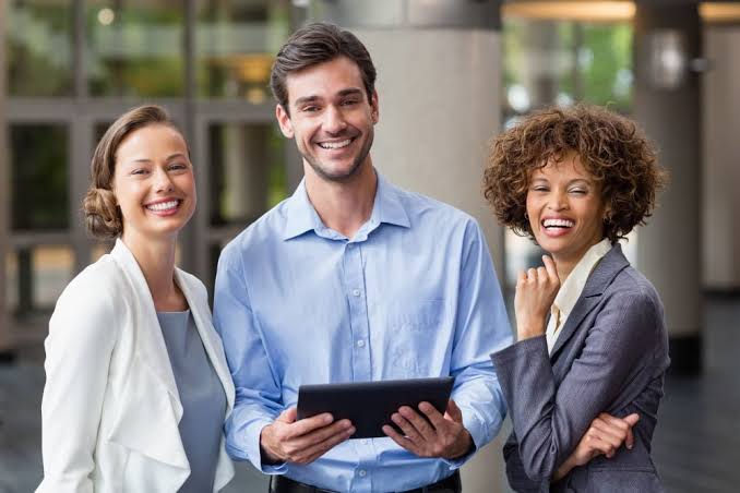 Profissionais em ambiente de trabalho