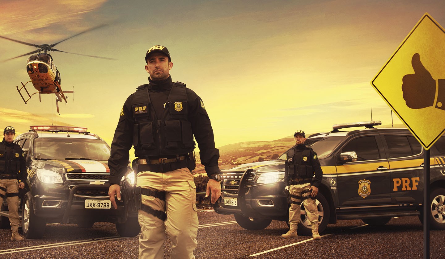 Agentes da Polícia Rodoviária Federal em ambiente de trabalho